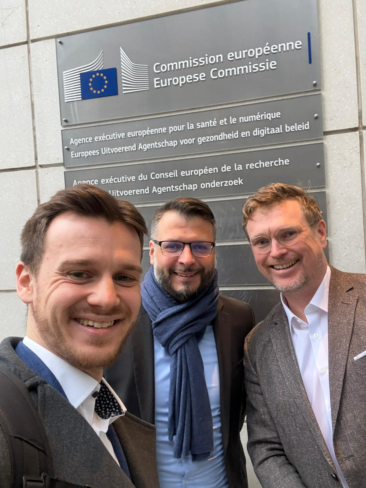 I fondatori di HeyCharge, Chris Cardé e Robert Lasowski, insieme al capo di gabinetto Lukas Schwab durante l'intervista all'EIC